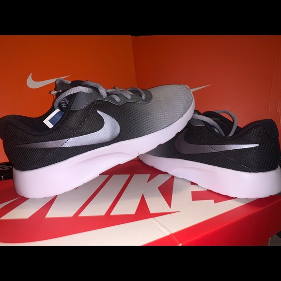 Nike Tanjun running shoes women’s 6 - Picture 2 of 4